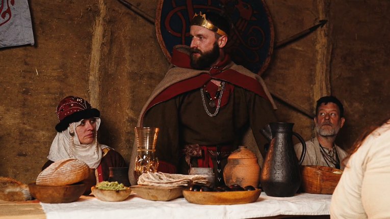Kadr z filmu przedstawiający księcia Kraka z żoną podczas uczty.