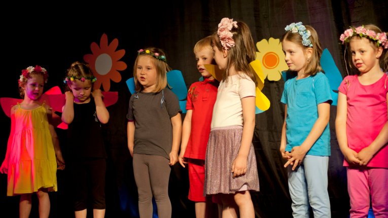 Fragment spektaklu "Na łące Koniberków"