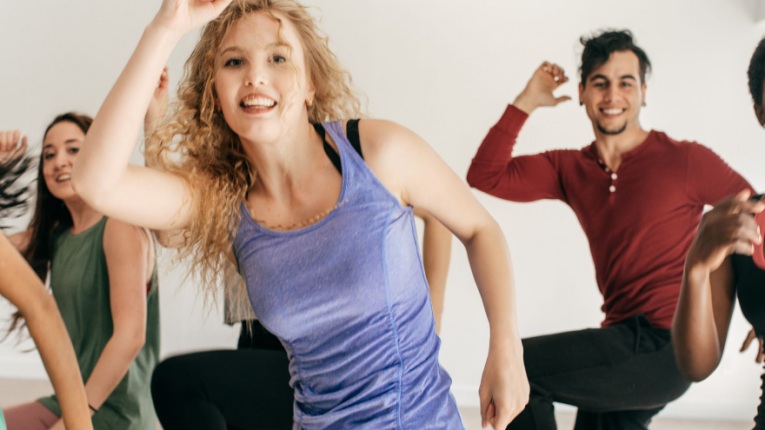 Osoby w czasie tańca cardio