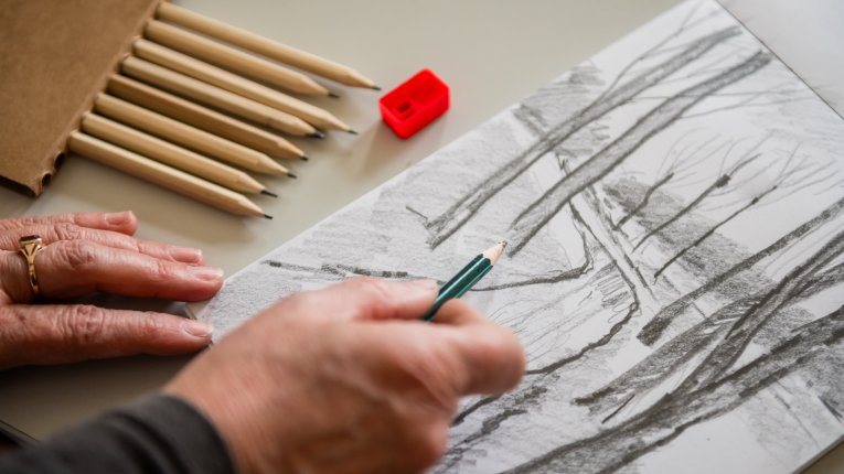osoba wykonuje szkic