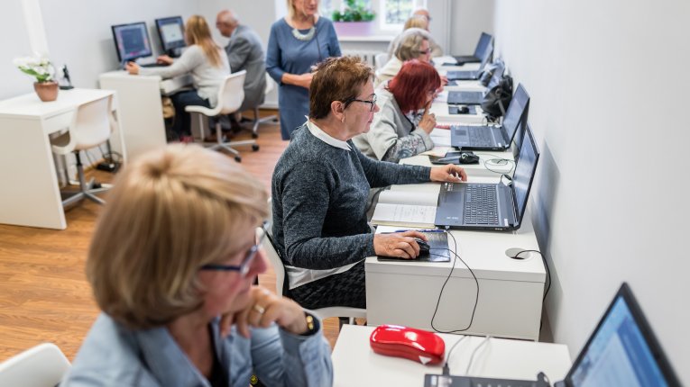 Osoby w czasie zajęć komputerowych