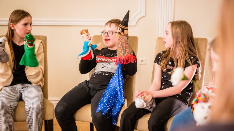 Dzieci podczas warsztatów teatralnych
