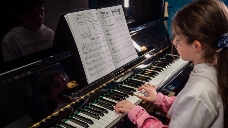 Dziewczynka grająca na pianinie