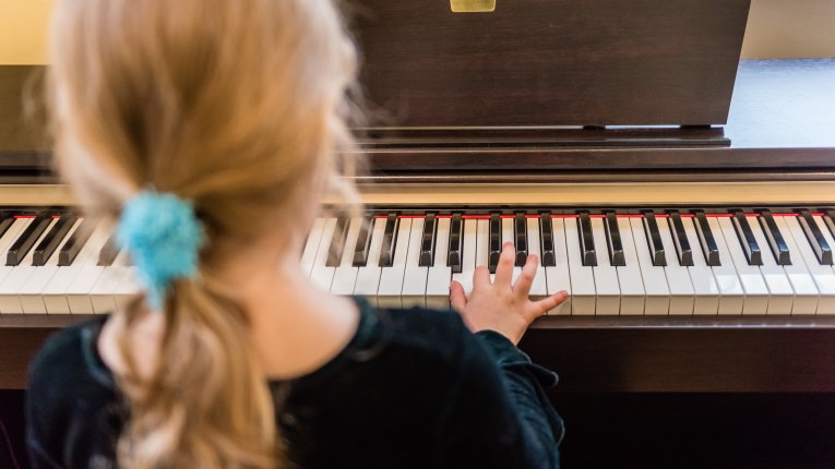 Dziewczynka grająca na pianinie