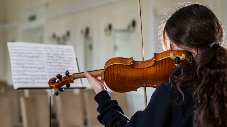 Dziewczynka grająca na skrzypcach