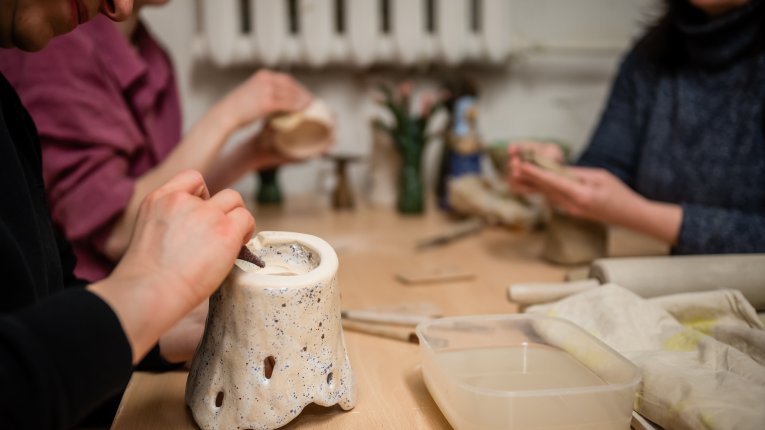 Zdjęcie ludzi podczas lepienia z gliny