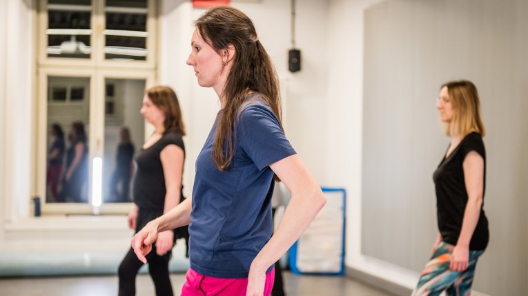 Osoby w czasie wykonywania ćwiczeń