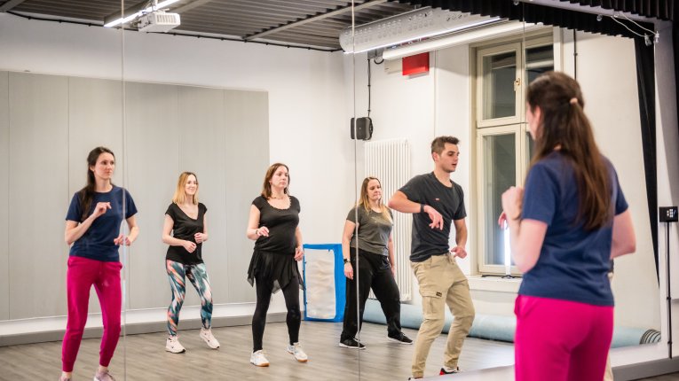 Osoby w czasie wykonywania ćwiczeń