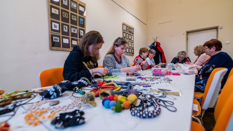 Zdjęcie ludzi robiących ozdoby