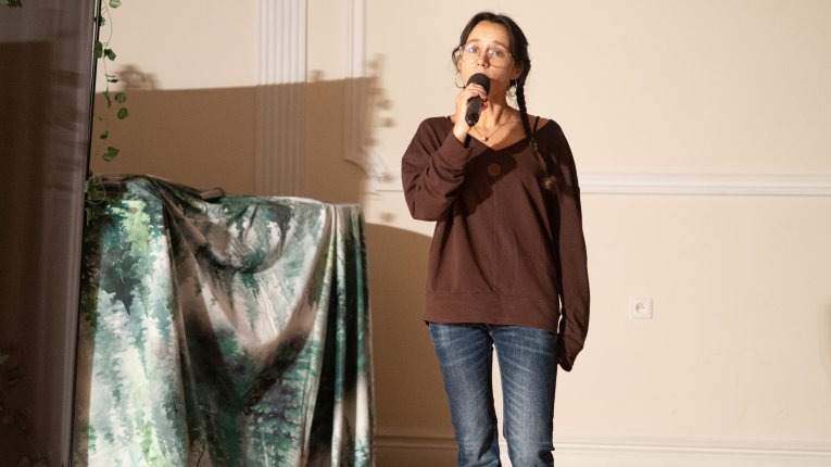 Dziewczynka śpiewająca do mikrofonu