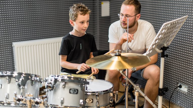 Chłopak grający na perkusji