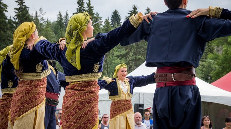 Osoby w czasie wykonywania tańca