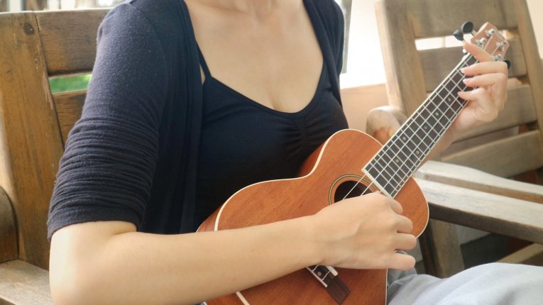 Dziewczynka grająca na ukulele
