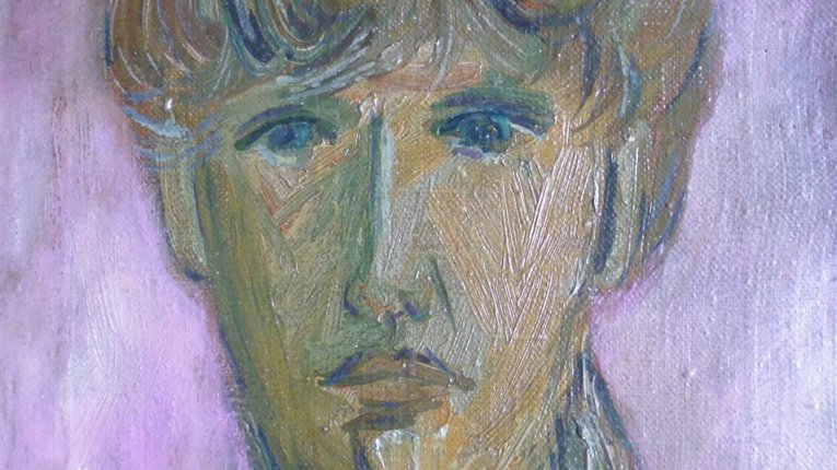 Malarstwo olejne przedstawiające portret młodej osoby z krótkimi, brązowymi włosami i niebieskimi oczami, patrzącej prosto na widza, na jasnofioletowym tle.