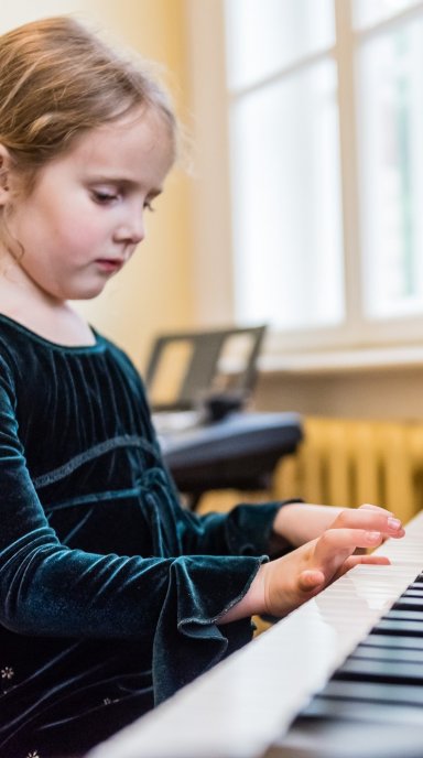 lekcja gry na pianinie