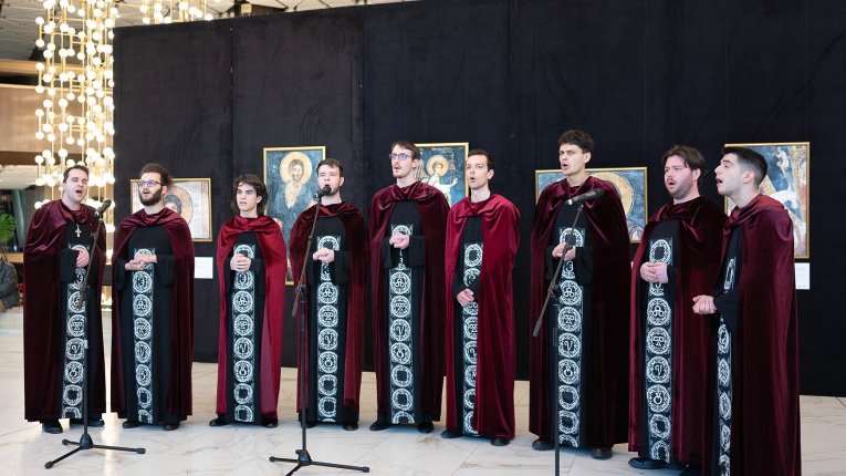 Chór „Elici” na scenie wykonuje utwór.
