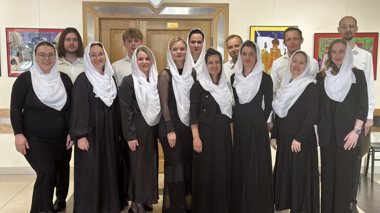 Chór Koncertowy Parafii Prawosławnej pw. Zaśnięcia Najświętszej Marii Panny w Krakowie. Muzycy stoją w jasnej sali.