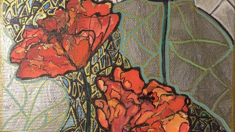 Obraz przedstawiający cztery stylizowane, jaskrawopomarańczowe maki na długich, cienkich łodygach. Kwiaty mają czarne kontury i dynamiczne, niemal akwarelowe przejścia kolorów. Tło jest podzielone na segmenty: po lewej stronie znajduje się wysoki trójkąt