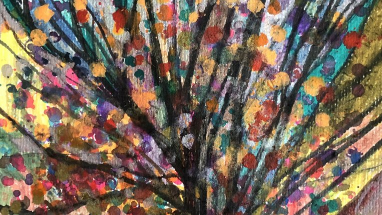 Ekspresyjna malarska wizja drzewa, którego korona składa się z setek barwnych kropel i punktów. Ciemne, smukłe linie pnia i gałęzi wystrzeliwują ku górze, a między nimi migoczą plamki w kolorach pomarańczu, magenty, błękitu i żółci. Tło stanowią pionowe p