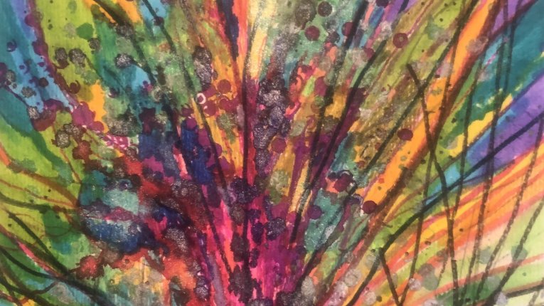 Abstrakcyjna grafika przedstawiająca drzewo w formie dynamicznej eksplozji barw. Centralny pień ma intensywny kolor fuksji, z którego promieniście rozchodzą się gałęzie w kolorach tęczy: żółci, pomarańczu, zieleni i fioletu. Obraz jest nakrapiany ciemnymi