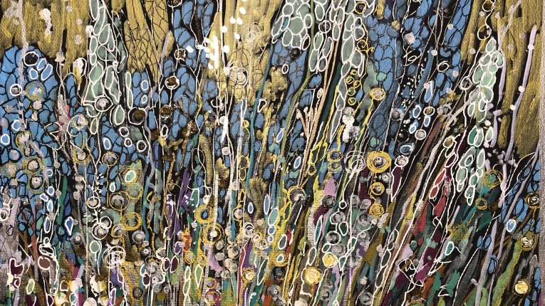 Bogata, warstwowa kompozycja przedstawiająca gęstą roślinność w stylu abstrakcyjnym. Dominują odcienie niebieskiego, bieli i fioletu, ułożone w formy przypominające drobne kwiatuszki lub komórki pod mikroskopem. Rośliny pną się pionowo na tle lśniącego, z