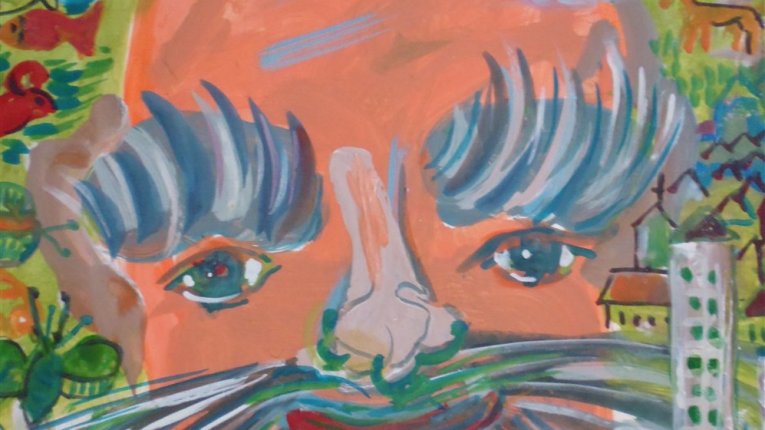 Surrealistyczne malarstwo przedstawiające wielką, pomarańczową twarz z ogromnymi, białymi brwiami i sumiastymi wąsami, otoczoną kolorowym krajobrazem i panoramą miasta, na niebieskim tle.