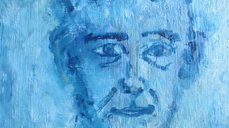 Monochromatyczny portret mężczyzny w niebieskich odcieniach, z kręconymi włosami i subtelnym uśmiechem na twarzy, na błękitnym tle, z widocznym, niewyraźnym napisem w lewym dolnym rogu.