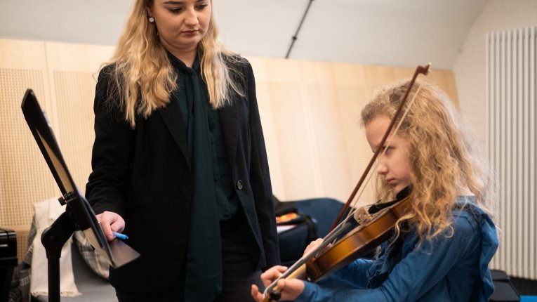 fotografie przedstawiające dzieci podczas zajęć kulturalnych i nagrania programu