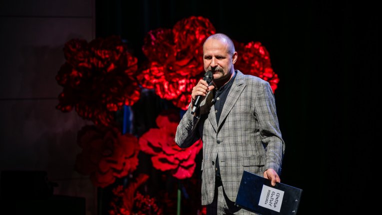 Prowadzący Adam Grzonka