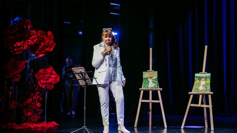 Kandydatka w trakcie prezentowania swojego talentu.