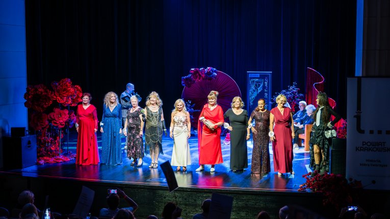 10 kandydatek do tytułu Miss Kultury 60+ 2026 prezentuje stroje wieczorowe
