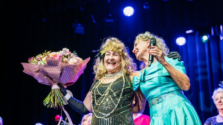 Ukoronowanie nowej Miss Kultury 60+ przez zeszłoroczną Miss.