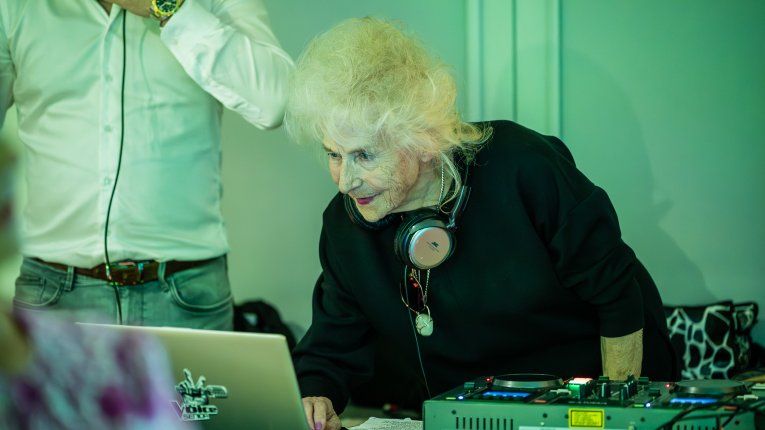 DJ Wika prowadząca potańcówkę