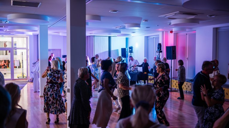 Publiczność na potańcówce z DJ Wiką