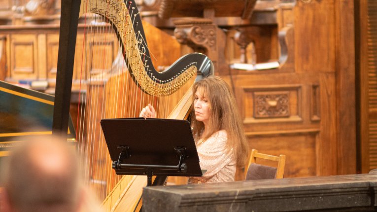 artyści podczas gry na instrumentach