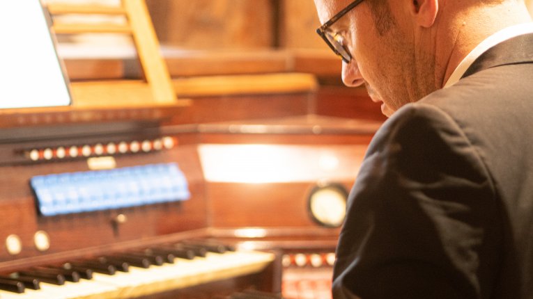 artyści podczas gry na instrumentach
