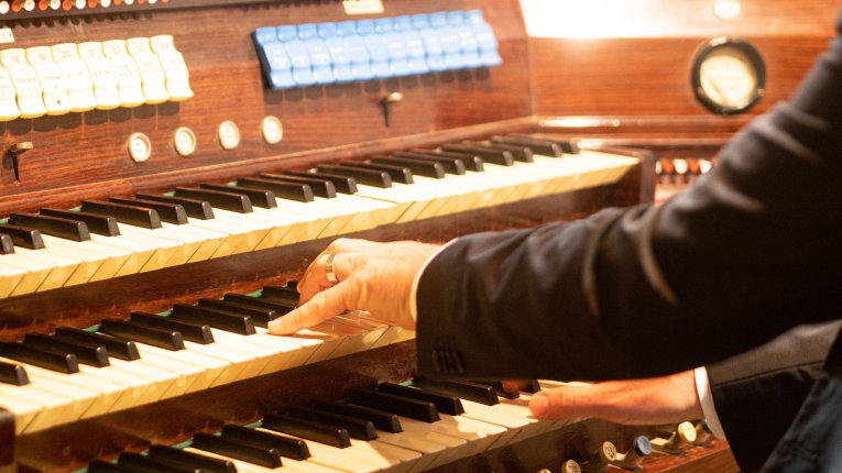 artyści podczas gry na instrumentach
