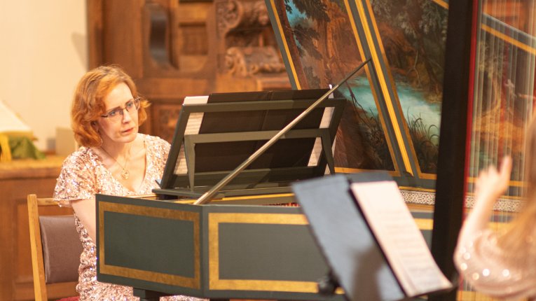 artyści podczas gry na instrumentach