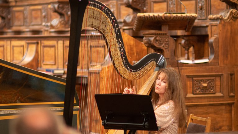 artyści podczas gry na instrumentach
