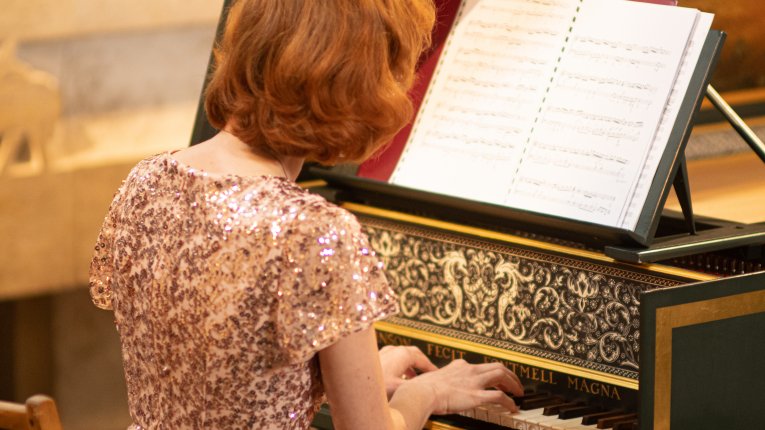 artyści podczas gry na instrumentach