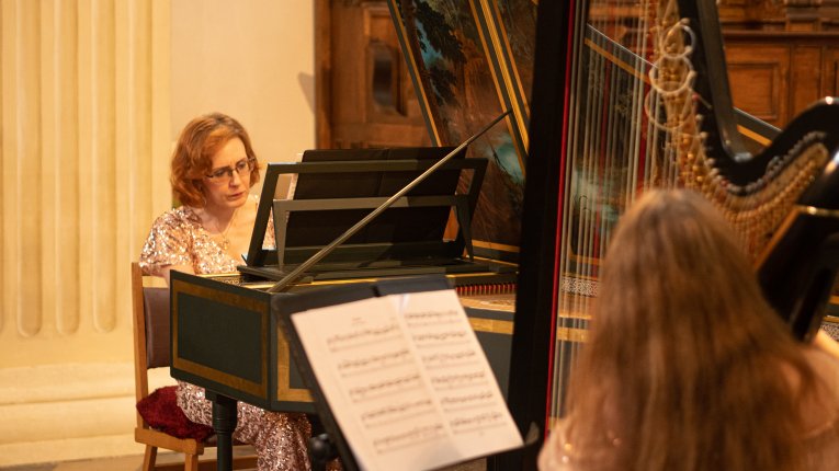 artyści podczas gry na instrumentach