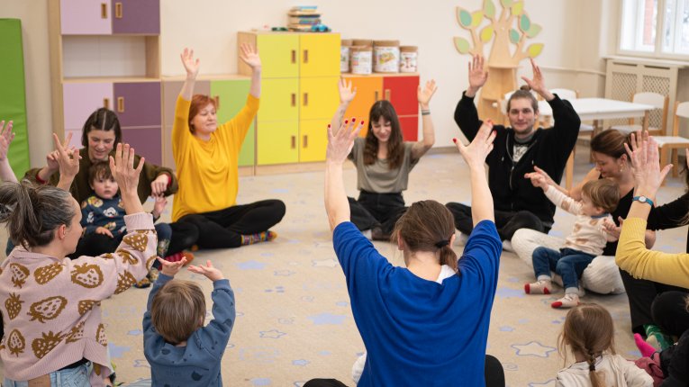 fotografie przedstawiające dzieci podczas zajęć kulturalnych i nagrania programu