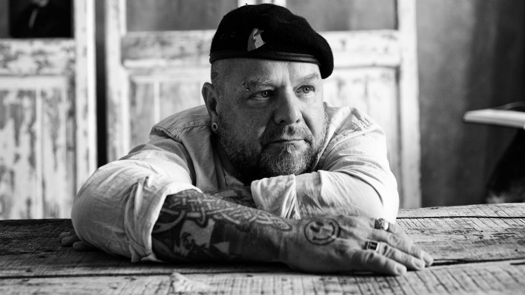 Tomasz Lipa Linicki podczas sesji zdjęciowej